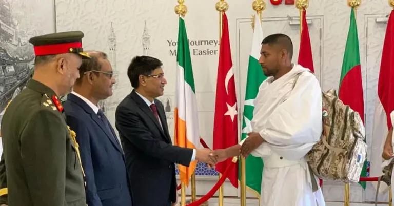 হজযাত্রীদের স্বাগত জানান সৌদি রাষ্ট্রদূত দেলওয়ার হোসেন